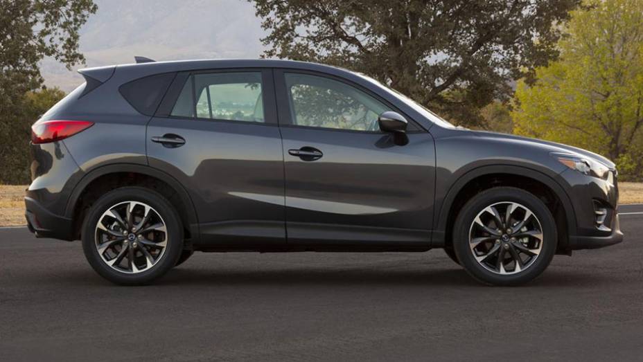 ...além de novas rodas de liga-leve de 19 polegadas e duas novas cores de carroceria | <a href="https://quatrorodas.abril.com.br/noticias/saloes/losangeles-2014/mazda-cx-5-apresentado-816243.shtml" rel="migration">Leia mais</a>