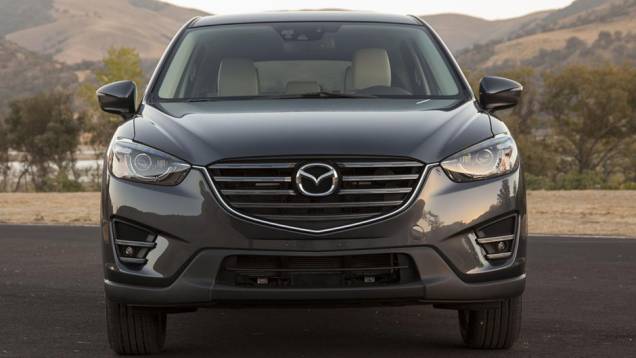 Por fora, as modificações são mais modestas, com a introdução de uma nova grade frontal e de faróis reestilizado... | <a href="https://quatrorodas.abril.com.br/noticias/saloes/losangeles-2014/mazda-cx-5-apresentado-816243.shtml" rel="migration">Leia mais</a> Por fora, as modificações são mais modestas, com a introdução de uma nova grade frontal e de faróis reestilizado... | <a href="https://quatrorodas.abril.com.br/noticias/saloes/losangeles-2014/mazda-cx-5-apresentado-816243.shtml" rel="migration">Leia mais</a>