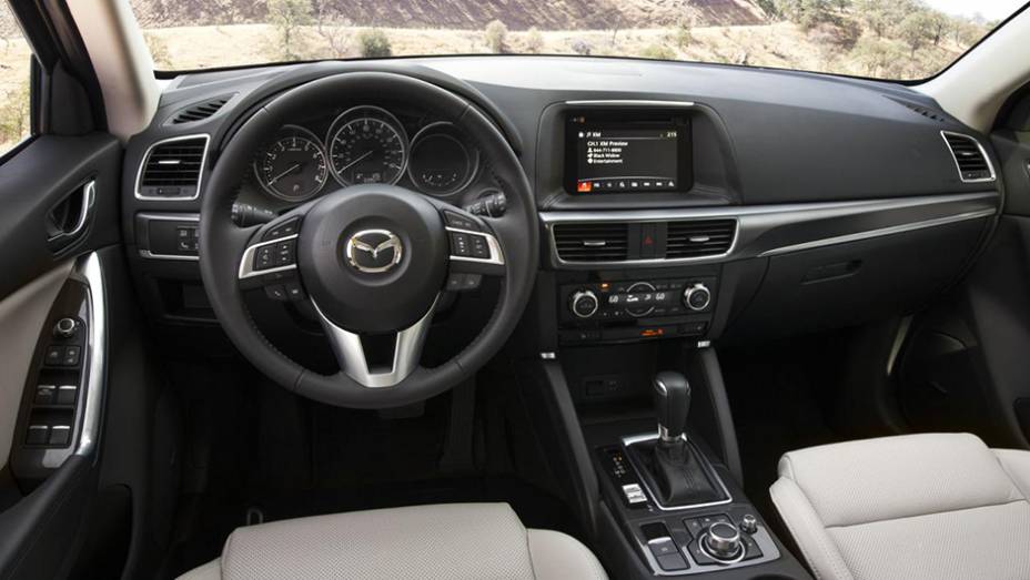 Na cabine do CX-5, as mudanças são mais sensíveis, com a utilização de materiais de melhor nível no revestimento, novo console central... | <a href="https://quatrorodas.abril.com.br/noticias/saloes/losangeles-2014/mazda-cx-5-apresentado-816243.shtml" rel="migration">Leia ma</a>