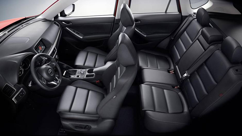...maior uso de materiais de isolamento ac&uacute;stico, novos bancos e um atualizado sistema multim&iacute;dia Mazda Connect | <a href="https://quatrorodas.abril.com.br/noticias/saloes/losangeles-2014/mazda-cx-5-apresentado-816243.shtml" rel="migration">Leia mais</a>