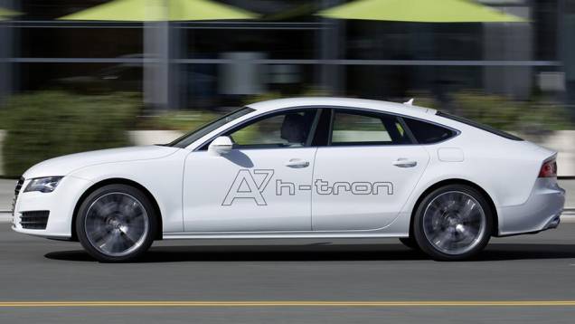 Trata-se de um protótipo que mescla duas tecnologias "verdes": a dos motores elétricos e a da célula de combustível a hidrogênio | <a href="https://quatrorodas.abril.com.br/noticias/saloes/losangeles-2014/audi-oficializa-a7-h-tron-quattro-concept-816155.sht" rel="migration"></a> Trata-se de um protótipo que mescla duas tecnologias "verdes": a dos motores elétricos e a da célula de combustível a hidrogênio | <a href="https://quatrorodas.abril.com.br/noticias/saloes/losangeles-2014/audi-oficializa-a7-h-tron-quattro-concept-816155.sht" rel="migration"></a>