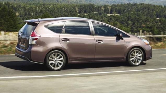A montadora japonesa atualizou com certa discrição o visual do híbrido, com novo para-choque dianteiro, nova grade frontal | <a href="https://quatrorodas.abril.com.br/noticias/saloes/losangeles-2014/toyota-atualiza-visual-prius-v-816219.shtml" rel="migration">Leia mais</a> A montadora japonesa atualizou com certa discrição o visual do híbrido, com novo para-choque dianteiro, nova grade frontal | <a href="https://quatrorodas.abril.com.br/noticias/saloes/losangeles-2014/toyota-atualiza-visual-prius-v-816219.shtml" rel="migration">Leia mais</a>