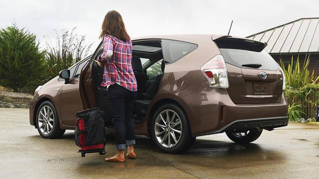 Algumas novas opções de cor de carroceria também estão disponíveis | <a href="https://quatrorodas.abril.com.br/noticias/saloes/losangeles-2014/toyota-atualiza-visual-prius-v-816219.shtml" rel="migration">Leia mais</a>