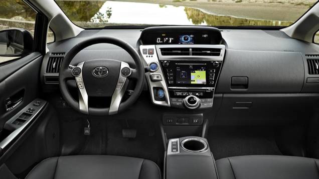 Por dentro, o Prius v ganhou sistema multimídia Entune, com tela de 6,1 polegadas | <a href="https://quatrorodas.abril.com.br/noticias/saloes/losangeles-2014/toyota-atualiza-visual-prius-v-816219.shtml" rel="migration">Leia mais</a>