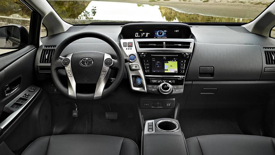 Por dentro, o Prius v ganhou sistema multim&iacute;dia Entune, com tela de 6,1 polegadas | <a href="https://quatrorodas.abril.com.br/noticias/saloes/losangeles-2014/toyota-atualiza-visual-prius-v-816219.shtml" rel="migration">Leia mais</a>