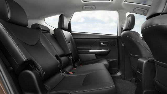 Já o banco do motorista conta com ajustes elétricos, podendo ser modificado de oito maneiras diferentes | <a href="https://quatrorodas.abril.com.br/noticias/saloes/losangeles-2014/toyota-atualiza-visual-prius-v-816219.shtml" rel="migration">Leia mais</a> Já o banco do motorista conta com ajustes elétricos, podendo ser modificado de oito maneiras diferentes | <a href="https://quatrorodas.abril.com.br/noticias/saloes/losangeles-2014/toyota-atualiza-visual-prius-v-816219.shtml" rel="migration">Leia mais</a>