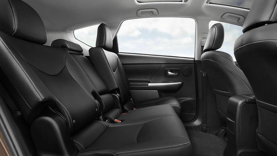 J&aacute; o banco do motorista conta com ajustes el&eacute;tricos, podendo ser modificado de oito maneiras diferentes | <a href="https://quatrorodas.abril.com.br/noticias/saloes/losangeles-2014/toyota-atualiza-visual-prius-v-816219.shtml" rel="migration">Leia mais</a>
