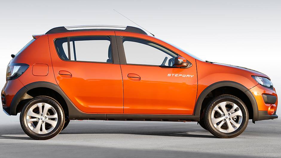 Visto pelo p&uacute;blico pela primeira vez durante o rec&eacute;m-encerrado Sal&atilde;o do Autom&oacute;vel, o hatch aventureiro chega com sistema Media NAV 1.2 de s&eacute;rie | <a href="https://quatrorodas.abril.com.br/noticias/fabricantes/novo-renault-sandero-stepway-sai-r-48-650-816141" rel="migration"></a>