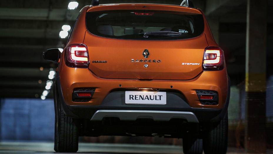 O Stepway também se diferencia do Sandero convencional, entre outros detalhes, por ser quatro centímetros mais alto em relação ao solo | <a href="https://quatrorodas.abril.com.br/noticias/fabricantes/novo-renault-sandero-stepway-sai-r-48-650-816141.shtml" rel="migration">Le</a>