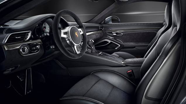 A velocidade máxima é de 306 km/h (conversível: 300 km/h) | <a href="https://quatrorodas.abril.com.br/noticias/saloes/losangeles-2014/porsche-exibe-911-gts-los-angeles-816517.shtml" rel="migration">Leia mais</a> A velocidade máxima é de 306 km/h (conversível: 300 km/h) | <a href="https://quatrorodas.abril.com.br/noticias/saloes/losangeles-2014/porsche-exibe-911-gts-los-angeles-816517.shtml" rel="migration">Leia mais</a>