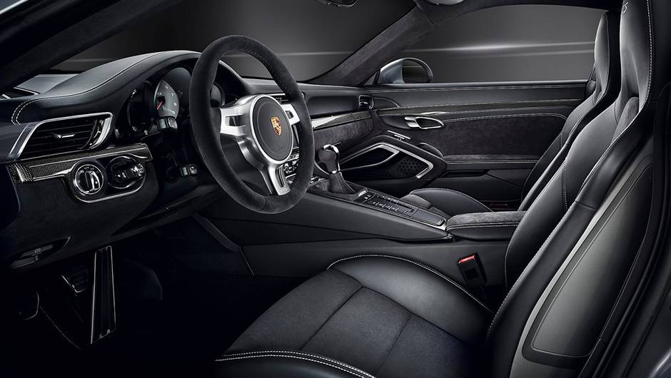 A velocidade m&aacute;xima &eacute; de 306 km/h (convers&iacute;vel: 300 km/h) | <a href="https://quatrorodas.abril.com.br/noticias/saloes/losangeles-2014/porsche-exibe-911-gts-los-angeles-816517.shtml" rel="migration">Leia mais</a>