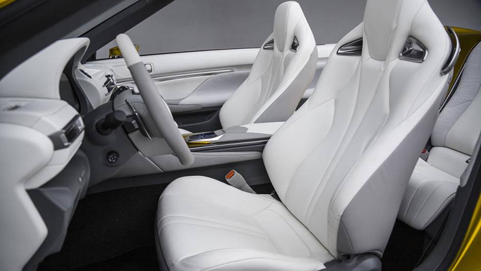 Na cabine, est&atilde;o presentes rel&oacute;gio anal&oacute;gico, revestimento em couro de dois tons e luzes de LED criando um ambiente diferenciado | <a href="https://quatrorodas.abril.com.br/noticias/saloes/losangeles-2014/lexus-exibe-lf-c2-concept-816357.shtml" rel="migration">Leia mais</a>