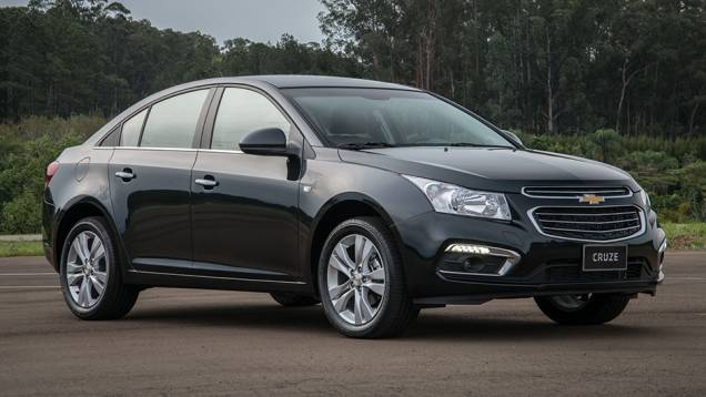 A Chevrolet lança oficialmente o Cruze 2015, nas carrocerias sedã e hatch (Sport6) | <a href="https://quatrorodas.abril.com.br/noticias/fabricantes/chevrolet-cruze-2015-lancado-817777.shtml" rel="migration">Leia mais</a> A Chevrolet lança oficialmente o Cruze 2015, nas carrocerias sedã e hatch (Sport6) | <a href="https://quatrorodas.abril.com.br/noticias/fabricantes/chevrolet-cruze-2015-lancado-817777.shtml" rel="migration">Leia mais</a>