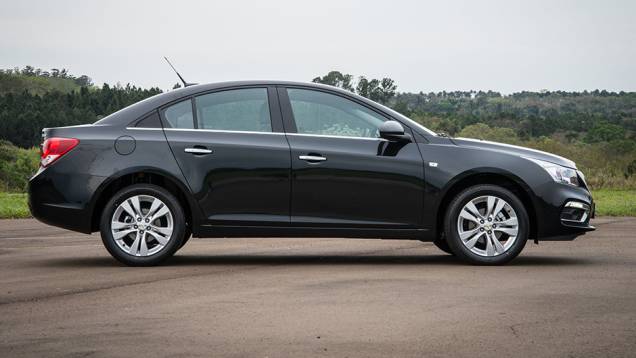 Em termos de design, o Cruze passa a ostentar o mesmo padrão global já introduzido em outros países | <a href="https://quatrorodas.abril.com.br/noticias/fabricantes/chevrolet-cruze-2015-lancado-817777.shtml" rel="migration">Leia mais</a> Em termos de design, o Cruze passa a ostentar o mesmo padrão global já introduzido em outros países | <a href="https://quatrorodas.abril.com.br/noticias/fabricantes/chevrolet-cruze-2015-lancado-817777.shtml" rel="migration">Leia mais</a>