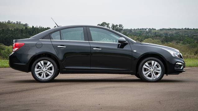 Em termos de design, o Cruze passa a ostentar o mesmo padrão global já introduzido em outros países | <a href="https://quatrorodas.abril.com.br/noticias/fabricantes/chevrolet-cruze-2015-lancado-817777.shtml" rel="migration">Leia mais</a>