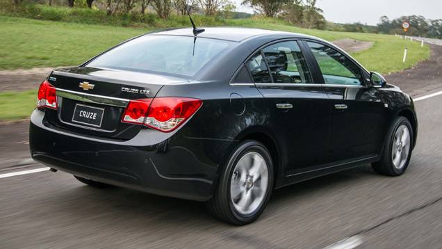 Outras novidades são a presença de luzes diurnas de LED, rodas de liga-leve de 17 polegadas exclusivas e duas novas cores de carroceria | <a href="https://quatrorodas.abril.com.br/noticias/fabricantes/chevrolet-cruze-2015-lancado-817777.shtml" rel="migration">Leia mais</a> Outras novidades são a presença de luzes diurnas de LED, rodas de liga-leve de 17 polegadas exclusivas e duas novas cores de carroceria | <a href="https://quatrorodas.abril.com.br/noticias/fabricantes/chevrolet-cruze-2015-lancado-817777.shtml" rel="migration">Leia mais</a>