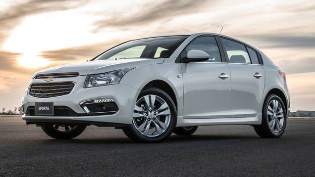 A grade frontal foi atualizada, com direito a barras cromadas na versão LTZ, e o para-choque dianteiro também foi redesenhado | <a href="https://quatrorodas.abril.com.br/noticias/fabricantes/chevrolet-cruze-2015-lancado-817777.shtml" rel="migration">Leia mais</a> A grade frontal foi atualizada, com direito a barras cromadas na versão LTZ, e o para-choque dianteiro também foi redesenhado | <a href="https://quatrorodas.abril.com.br/noticias/fabricantes/chevrolet-cruze-2015-lancado-817777.shtml" rel="migration">Leia mais</a>
