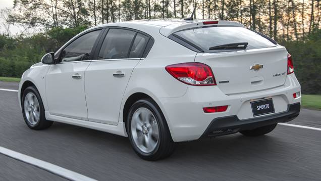 Sob o capô, o motor 1.8 flex segue oferecendo 144 cavalos de potência quando abastecido com etanol, mas, de acordo com a Chevrolet, ele foi recalibrado | <a href="https://quatrorodas.abril.com.br/noticias/fabricantes/chevrolet-cruze-2015-lancado-817777.shtm" rel="migration"></a> Sob o capô, o motor 1.8 flex segue oferecendo 144 cavalos de potência quando abastecido com etanol, mas, de acordo com a Chevrolet, ele foi recalibrado | <a href="https://quatrorodas.abril.com.br/noticias/fabricantes/chevrolet-cruze-2015-lancado-817777.shtm" rel="migration"></a>