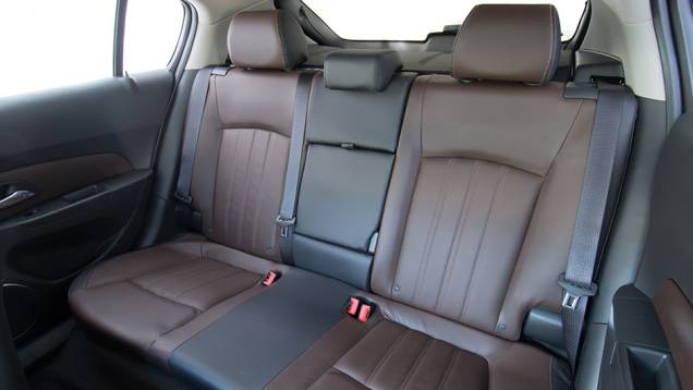 Cintos de segurança de três pontos para todos os ocupantes marcam presença | <a href="https://quatrorodas.abril.com.br/noticias/fabricantes/chevrolet-cruze-2015-lancado-817777.shtml" rel="migration">Leia mais</a> Cintos de segurança de três pontos para todos os ocupantes marcam presença | <a href="https://quatrorodas.abril.com.br/noticias/fabricantes/chevrolet-cruze-2015-lancado-817777.shtml" rel="migration">Leia mais</a>