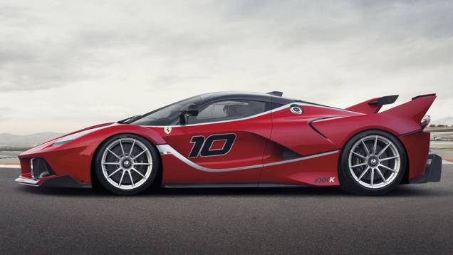 O superesportivo é uma evolução da LaFerrari, e apresenta o famoso sistema de recuperação de energia cinética | <a href="https://quatrorodas.abril.com.br/noticias/fabricantes/ferrari-revela-especificacoes-nova-ferrari-fxx-819081.shtml" rel="migration">Leia mais</a>