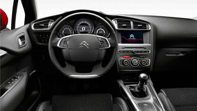 Por dentro, foi introduzido um novo sistema multimídia, com tela sensível ao toque de sete polegadas | <a href="https://quatrorodas.abril.com.br/noticias/fabricantes/citroen-promove-facelift-c4-europa-820030.shtml" rel="migration">Leia mais</a> Por dentro, foi introduzido um novo sistema multimídia, com tela sensível ao toque de sete polegadas | <a href="https://quatrorodas.abril.com.br/noticias/fabricantes/citroen-promove-facelift-c4-europa-820030.shtml" rel="migration">Leia mais</a>
