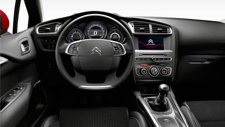 Por dentro, foi introduzido um novo sistema multim&iacute;dia, com tela sens&iacute;vel ao toque de sete polegadas | <a href="https://quatrorodas.abril.com.br/noticias/fabricantes/citroen-promove-facelift-c4-europa-820030.shtml" rel="migration">Leia mais</a>