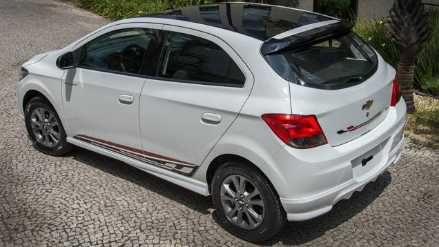 O destaque do Onix Effect são os itens que acentuam o caráter esportivo do hatch, como spoiler dianteiro, aerofólio e extrator traseiros... | <a href="https://quatrorodas.abril.com.br/noticias/fabricantes/chevrolet-onix-effect-chega-ao-mercado-820117.shtml" rel="migration"></a> O destaque do Onix Effect são os itens que acentuam o caráter esportivo do hatch, como spoiler dianteiro, aerofólio e extrator traseiros... | <a href="https://quatrorodas.abril.com.br/noticias/fabricantes/chevrolet-onix-effect-chega-ao-mercado-820117.shtml" rel="migration"></a>
