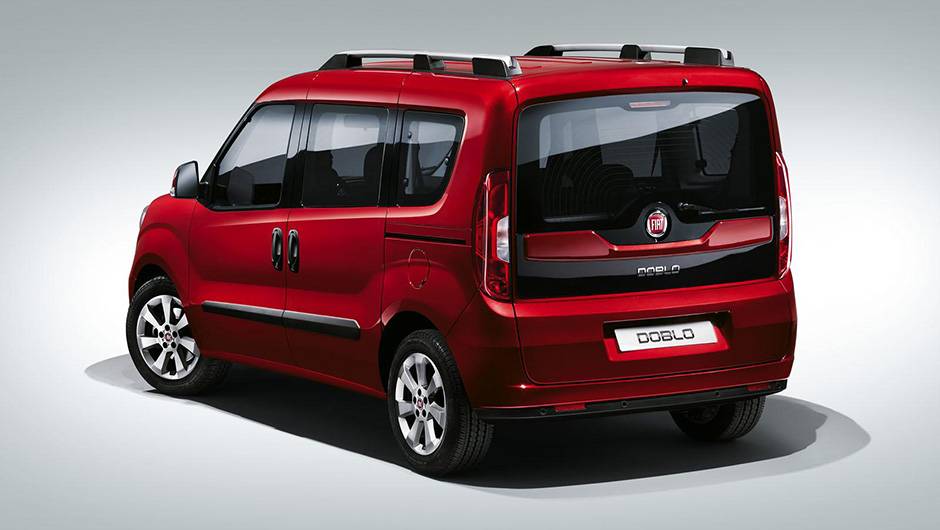 As lanternas traseiras tamb&eacute;m ganharam um novo desenho, assim como o porta-malas, que n&atilde;o abre mais no estilo "balc&atilde;o" | <a href="https://quatrorodas.abril.com.br/noticias/fabricantes/fiat-divulga-doblo-2015-820131.shtml" rel="migration">Leia mais</a>