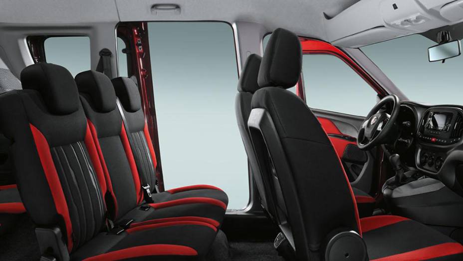A capacidade de carga é de 790l, podendo chegar a 3.200 e 4.000l, com os bancos rebatidos | <a href="https://quatrorodas.abril.com.br/noticias/fabricantes/fiat-divulga-doblo-2015-820131.shtml" rel="migration">Leia mais</a>