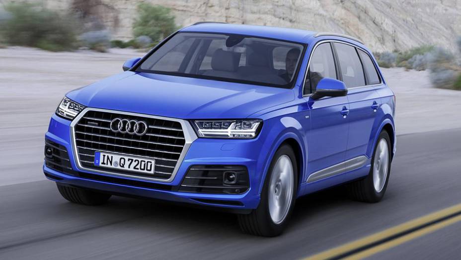 Ao contrário do antecessor, o novo Audi Q7 traz grade frontal na horizontal | <a href="https://quatrorodas.abril.com.br/noticias/saloes/detroit-2015/vazam-imagens-novo-audi-q7-820180.shtml" rel="migration">Leia mais</a>