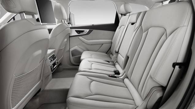 O público poderá vê-lo no Salão de Detroit de 2015 | <a href="https://quatrorodas.abril.com.br/noticias/saloes/detroit-2015/vazam-imagens-novo-audi-q7-820180.shtml" rel="migration">Leia mais</a> O público poderá vê-lo no Salão de Detroit de 2015 | <a href="https://quatrorodas.abril.com.br/noticias/saloes/detroit-2015/vazam-imagens-novo-audi-q7-820180.shtml" rel="migration">Leia mais</a>