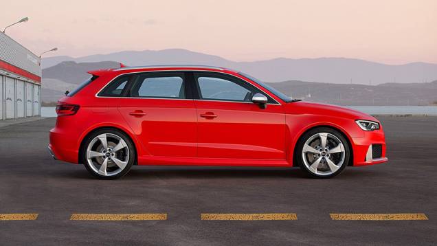 O carro é equipado com motor de cinco cilindros 2.5 TFSI, que entrega 367 cv e 47,4 mkgf de torque | <a href="https://quatrorodas.abril.com.br/noticias/fabricantes/audi-divulga-rs3-sportback-2015-820188.shtml" rel="migration">Leia mais</a> O carro é equipado com motor de cinco cilindros 2.5 TFSI, que entrega 367 cv e 47,4 mkgf de torque | <a href="https://quatrorodas.abril.com.br/noticias/fabricantes/audi-divulga-rs3-sportback-2015-820188.shtml" rel="migration">Leia mais</a>