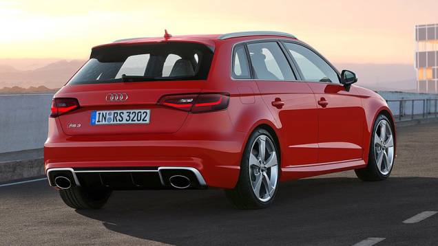 A aceleração vai de 0 a 100 km/h em apenas 4,3 segundos, sendo que a velocidade final é de 250 km/h | <a href="https://quatrorodas.abril.com.br/noticias/fabricantes/audi-divulga-rs3-sportback-2015-820188.shtml" rel="migration">Leia mais</a> A aceleração vai de 0 a 100 km/h em apenas 4,3 segundos, sendo que a velocidade final é de 250 km/h | <a href="https://quatrorodas.abril.com.br/noticias/fabricantes/audi-divulga-rs3-sportback-2015-820188.shtml" rel="migration">Leia mais</a>