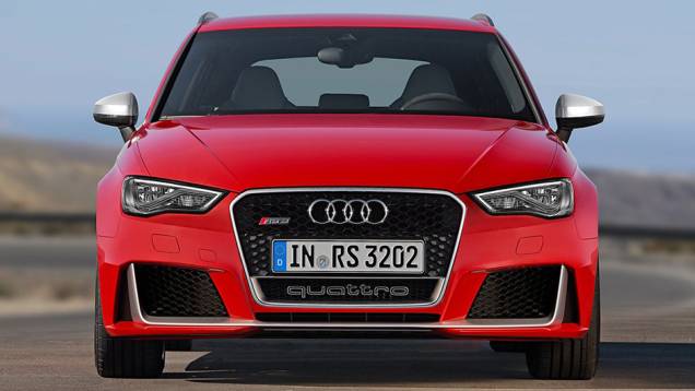 No interior, o novo RS3 Sportback traz bancos esportivos em couro Nappa, volante com base achatada e costura contrastante | <a href="https://quatrorodas.abril.com.br/noticias/fabricantes/audi-divulga-rs3-sportback-2015-820188.shtml" rel="migration">Leia mais</a>