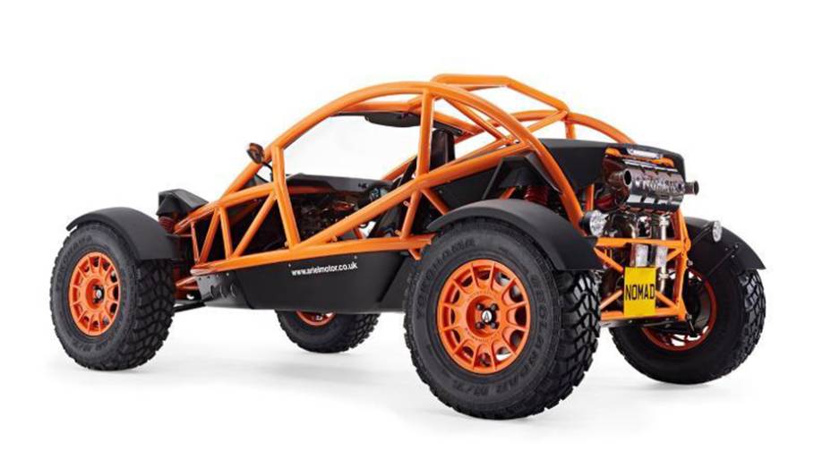 O modelo conta com altura elevada em relação ao solo, pneus off-road, suspensão diferenciada, rodas de liga-leve maiores | <a href="https://quatrorodas.abril.com.br/noticias/fabricantes/ariel-nomad-revelado-822660.shtml" rel="migration">Leia mais</a>