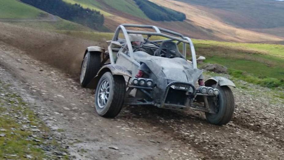 Assim, o carro acelera de 0 a 96 km/h em 3,4 segundos, alcançando a velocidade máxima de 201 km/h | <a href="https://quatrorodas.abril.com.br/noticias/fabricantes/ariel-nomad-revelado-822660.shtml" rel="migration">Leia mais</a>