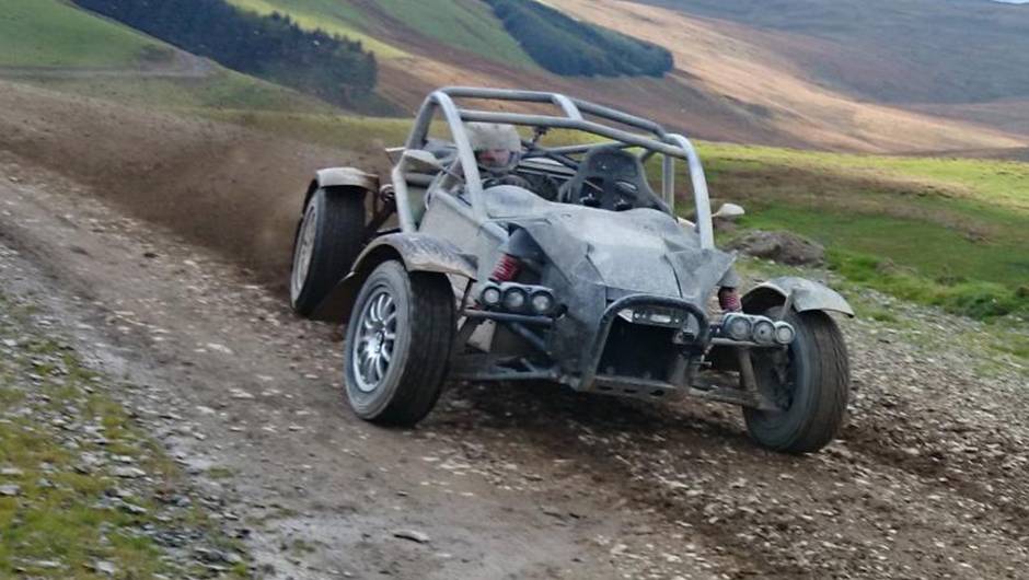 Assim, o carro acelera de 0 a 96 km/h em 3,4 segundos, alcan&ccedil;ando a velocidade m&aacute;xima de 201 km/h | <a href="https://quatrorodas.abril.com.br/noticias/fabricantes/ariel-nomad-revelado-822660.shtml" rel="migration">Leia mais</a>
