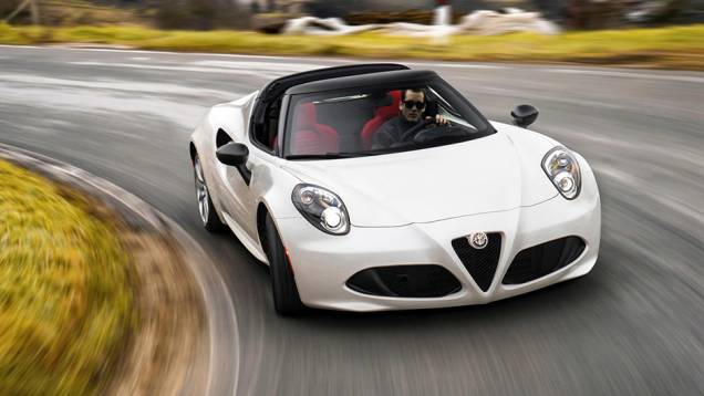 A Alfa Romeo confirmou as expectativas e apresentou o 4C Spider no Salão de Detroit | <a href="https://quatrorodas.abril.com.br/noticias/saloes/detroit-2015/alfa-romeo-4c-spider-surge-detroit-824361.shtml" rel="migration">Leia mais</a>