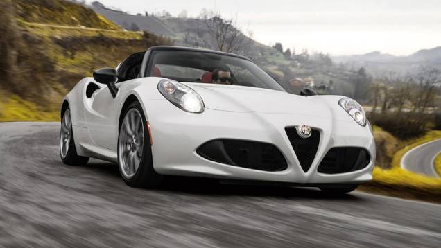 O 4C Spider vai de 0 a 96 km/h em 4,1 segundos, alcançando a velocidade máxima de 258 km/h | <a href="https://quatrorodas.abril.com.br/noticias/saloes/detroit-2015/alfa-romeo-4c-spider-surge-detroit-824361.shtml" rel="migration">Leia mais</a> O 4C Spider vai de 0 a 96 km/h em 4,1 segundos, alcançando a velocidade máxima de 258 km/h | <a href="https://quatrorodas.abril.com.br/noticias/saloes/detroit-2015/alfa-romeo-4c-spider-surge-detroit-824361.shtml" rel="migration">Leia mais</a>