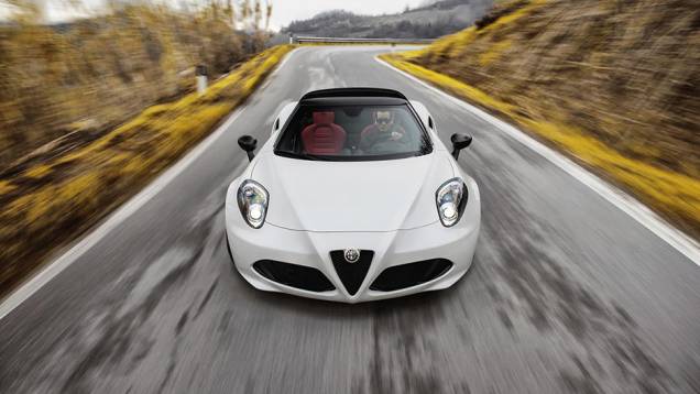 Como opcionais, estão teto rígido de fibra de carbono e sistema de exaustão Akrapovic com ponteiras centralizadas | <a href="https://quatrorodas.abril.com.br/noticias/saloes/detroit-2015/alfa-romeo-4c-spider-surge-detroit-824361.shtml" rel="migration">Leia mais</a> Como opcionais, estão teto rígido de fibra de carbono e sistema de exaustão Akrapovic com ponteiras centralizadas | <a href="https://quatrorodas.abril.com.br/noticias/saloes/detroit-2015/alfa-romeo-4c-spider-surge-detroit-824361.shtml" rel="migration">Leia mais</a>