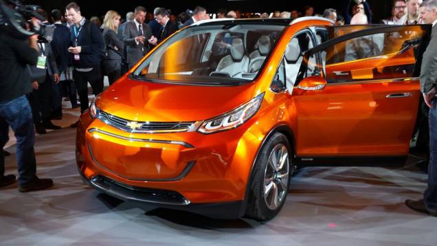 Nesta segunda-feira, a Chevrolet apresentou à imprensa presente no Salão de Detroit o Bolt EV concept, hatch elétrico que imediatamente nos faz lembrar do já lançado BMW i3 | <a href="https://quatrorodas.abril.com.br/noticias/saloes/detroit-2015/chevrolet-s" rel="migration"></a>