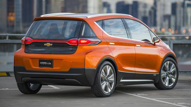 Os para-lamas traseiros, estão visíveis as aberturas para passagem de ar, solução aerodinâmica criada para ampliar a autonomia do carro. LEDs fazem parte dos faróis e lanternas | <a href="https://quatrorodas.abril.com.br/noticias/saloes/detroit-2015/chevrol" rel="migration"></a> Os para-lamas traseiros, estão visíveis as aberturas para passagem de ar, solução aerodinâmica criada para ampliar a autonomia do carro. LEDs fazem parte dos faróis e lanternas | <a href="https://quatrorodas.abril.com.br/noticias/saloes/detroit-2015/chevrol" rel="migration"></a>
