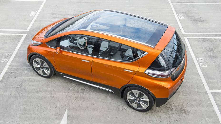 Não há detalhes sobre potência e torque do Bolt EV concept, mas a Chevrolet estima a autonomia do elétrico em 200 milhas (322 quilômetros) | <a href="https://quatrorodas.abril.com.br/noticias/saloes/detroit-2015/chevrolet-surpreende-bolt-ev-concept-824540.s" rel="migration"></a>