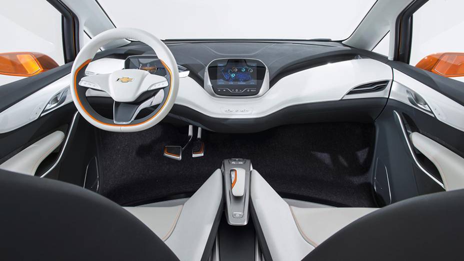 A cabine se destaca pelo design futurista, com console central minimalista, bancos mais finos do que o padrão habitual e teto totalmente em vidro | <a href="https://quatrorodas.abril.com.br/noticias/saloes/detroit-2015/chevrolet-surpreende-bolt-ev-concept-8" rel="migration"></a>