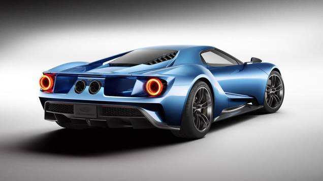 Em termos visuais, o design mescla características do primeiro GT com a nova linguagem empregada em modelos da montadora | <a href="https://quatrorodas.abril.com.br/noticias/saloes/detroit-2015/ford-gt-concept-mostrado-detroit-824580.shtml" rel="migration">Leia mais</a>