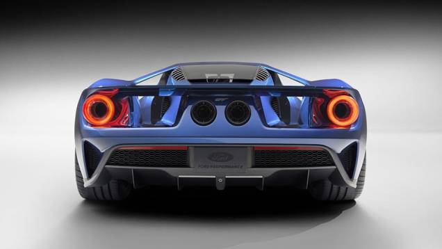 Aerodinamicamente, o conceitual foi pensado para reduzir o arrasto ao máximo e aumentar o downforce | <a href="https://quatrorodas.abril.com.br/noticias/saloes/detroit-2015/ford-gt-concept-mostrado-detroit-824580.shtml" rel="migration">Leia mais</a>