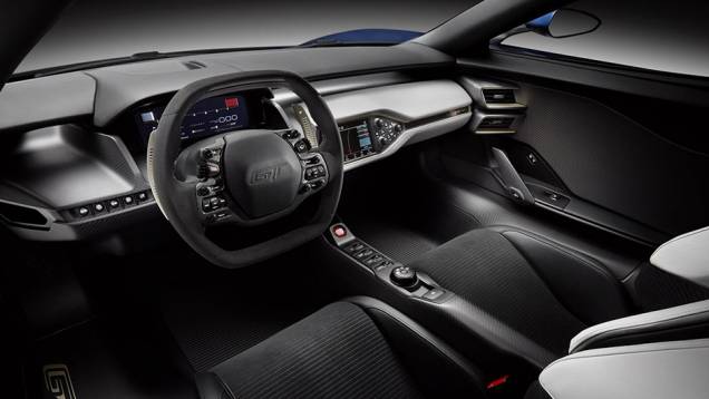 Por dentro, o volante é inspirado nos carros de F-1, mas tem controles integrados ao sistema SYNC | <a href="https://quatrorodas.abril.com.br/noticias/saloes/detroit-2015/ford-gt-concept-mostrado-detroit-824580.shtml" rel="migration">Leia mais</a>