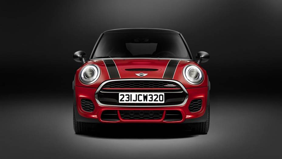 O novo MINI JCW conta com motor turbo a gasolina 2.0 de 238 cv e 32,63 mkgf de torque | <a href="https://quatrorodas.abril.com.br/noticias/saloes/detroit-2015/vazam-imagens-novo-mini-john-cooper-works-820017.shtml" rel="migration">Leia mais</a>