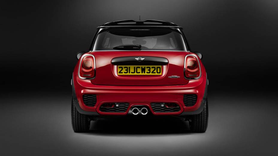 Assim, o John Cooper Works é considerado o mais potente já fabricado pela marca | <a href="https://quatrorodas.abril.com.br/noticias/saloes/detroit-2015/vazam-imagens-novo-mini-john-cooper-works-820017.shtml" rel="migration">Leia mais</a>