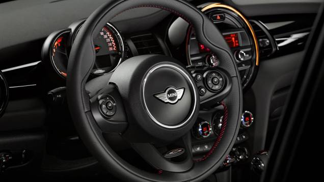 De acordo com a Mini, o modelo consome em média 5,7l /100 km (automático) | <a href="https://quatrorodas.abril.com.br/noticias/saloes/detroit-2015/vazam-imagens-novo-mini-john-cooper-works-820017.shtml" rel="migration">Leia mais</a>